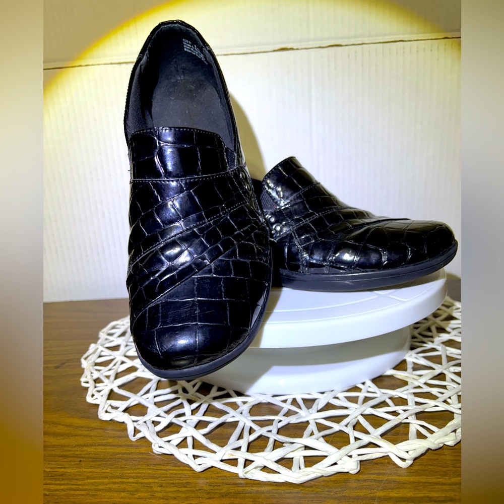Clark’s women’s 9.5 paten leather look alligator pattern slip on